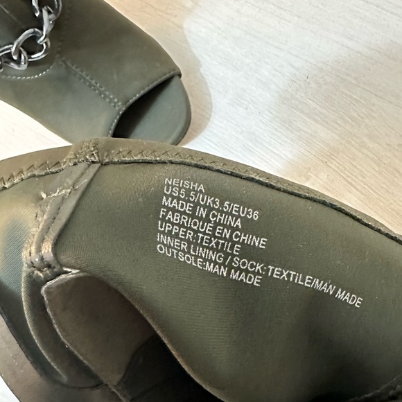 NWOB Shoe Dazzle olive green pumps open toe boots with a silver chain - Picture 8 of 12